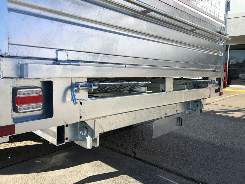 12×7 Hydraulic Flat-Top Tipper Trailer – rear tie rail and lights