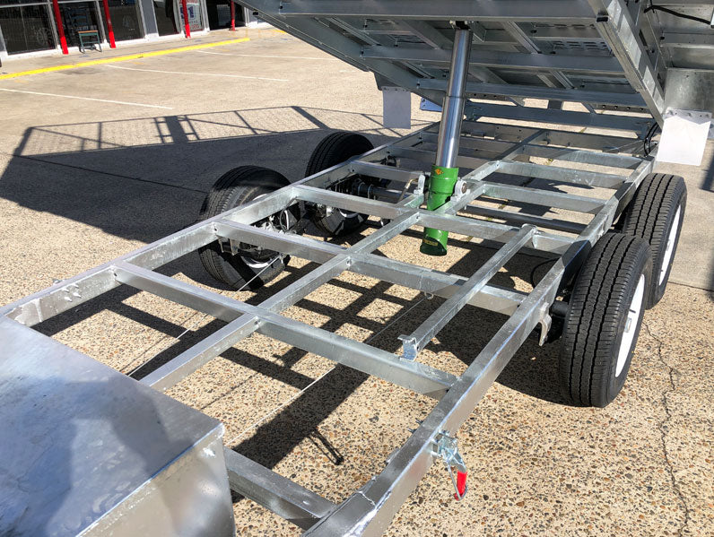 12×7 Hydraulic Flat-Top Tipper Trailer – chassis under the tipping deck