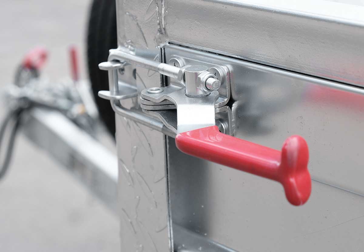 14×7 Flat Top Trailer – side-rail latch detail